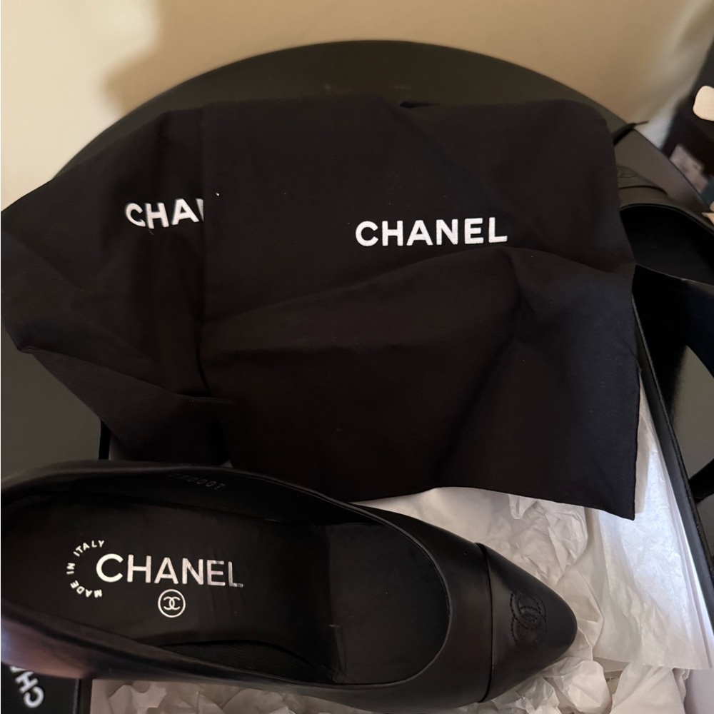 Chanel Black Leather Pump Heeled Shoe with Chain Accent - Picture 6 of 9